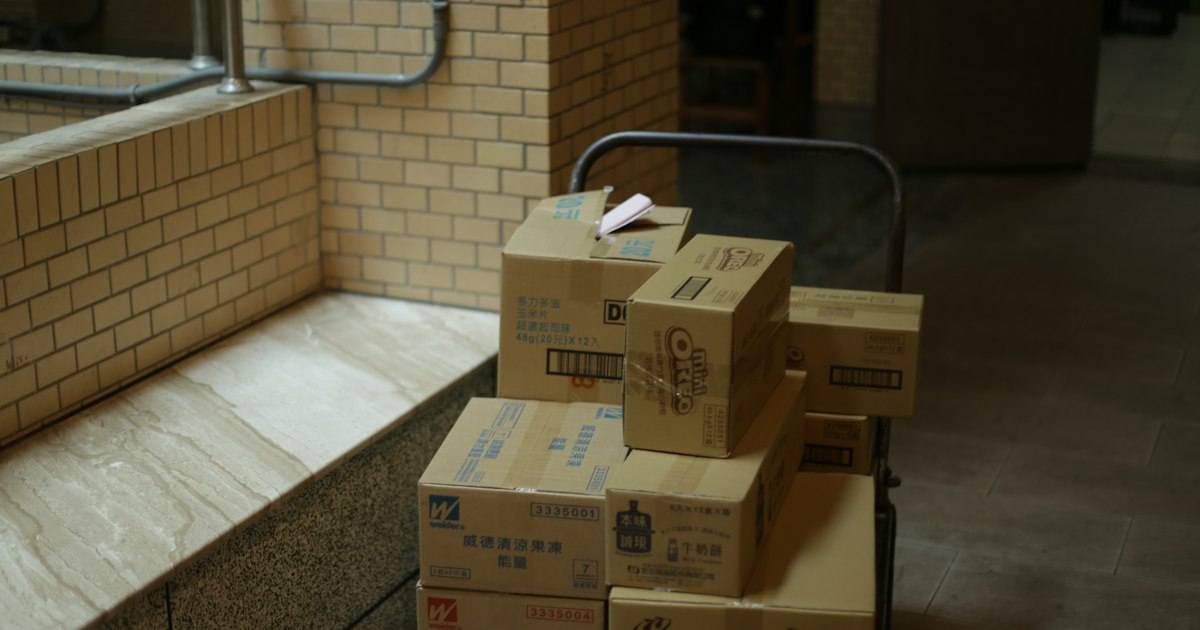 Cajas de cartón apiladas sobre una carretilla