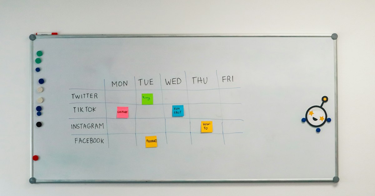 Pizarra con un calendario semanal y notas de colores