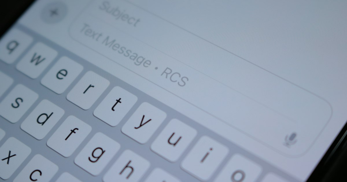 Teclado de un móvil con un campo de mensaje de texto