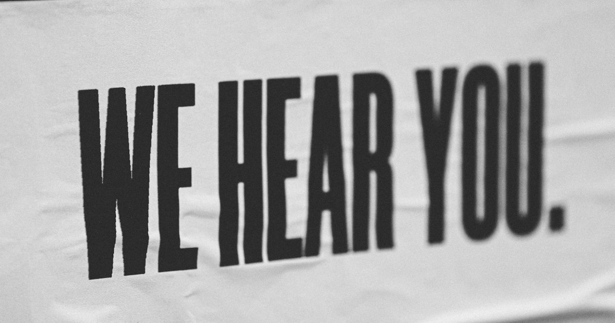 Pancarta con el texto «We hear you»