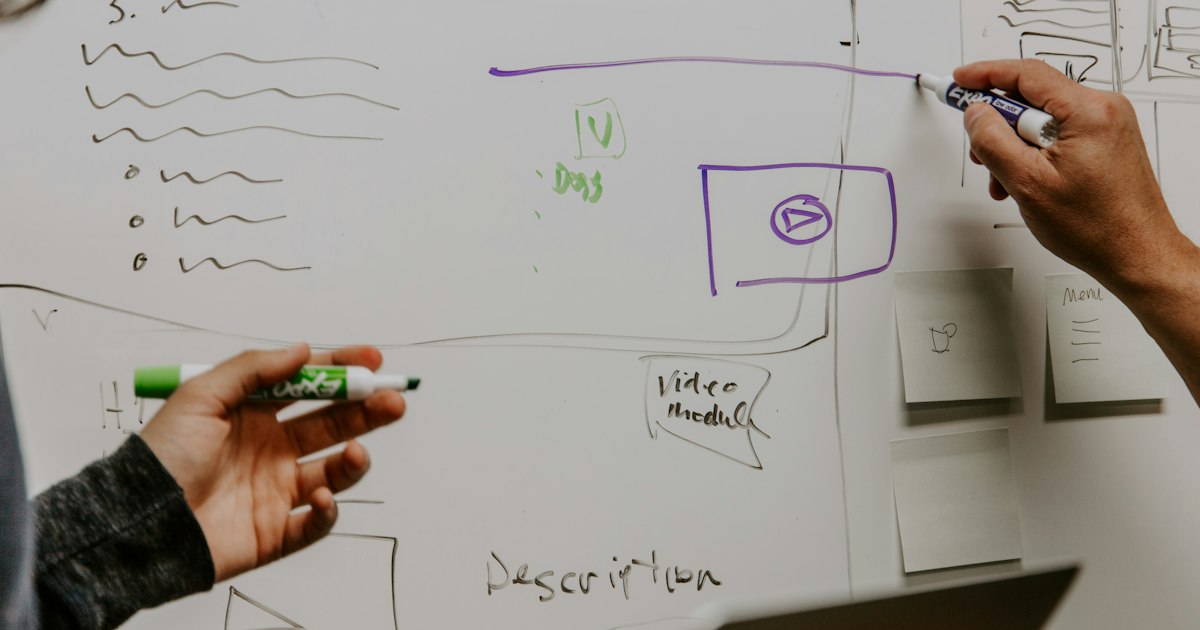 Mano dibujando un diagrama de proceso en una pizarra