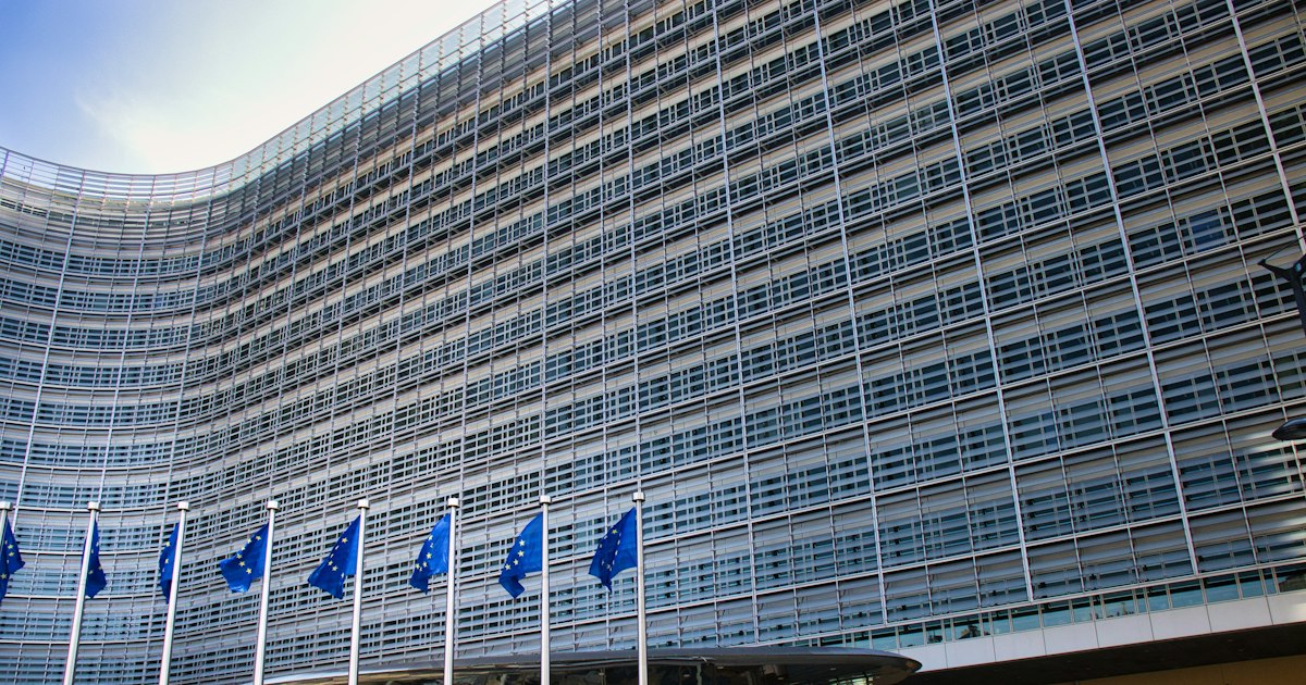 Edificio de la Comisión Europea con banderas de la Unión Europea