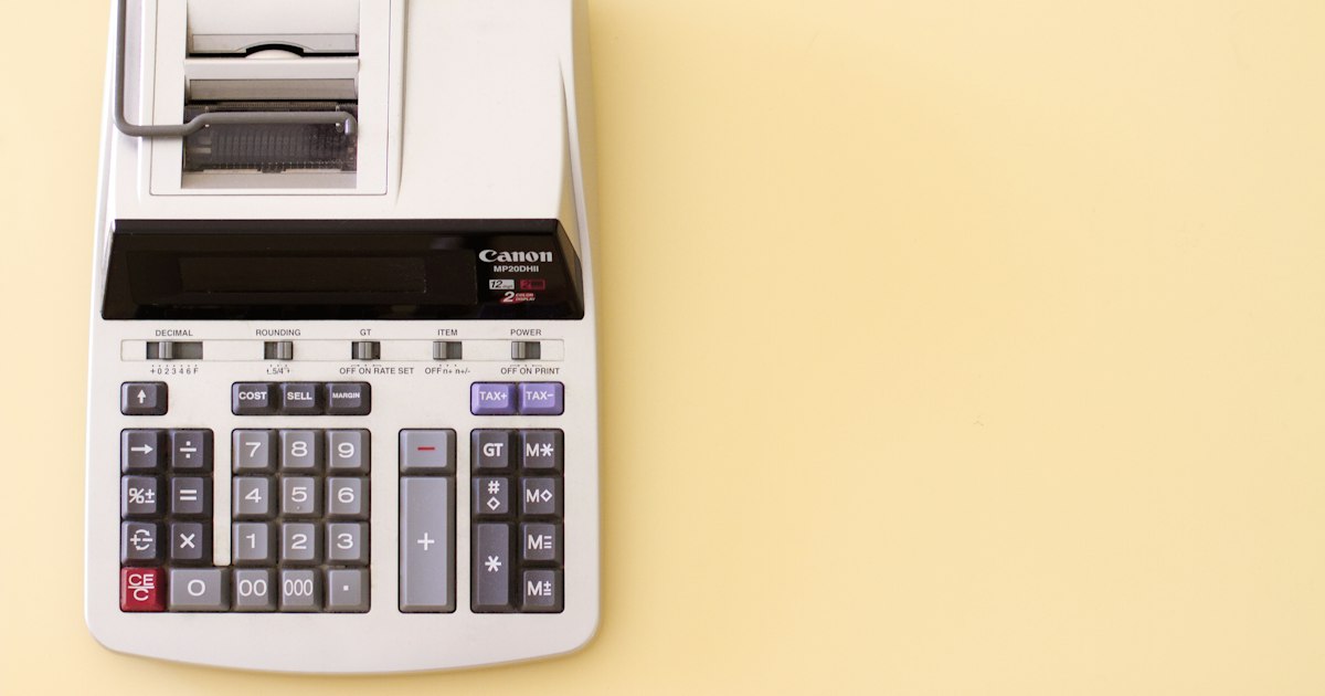 Calculadora con impresora sobre un fondo amarillo
