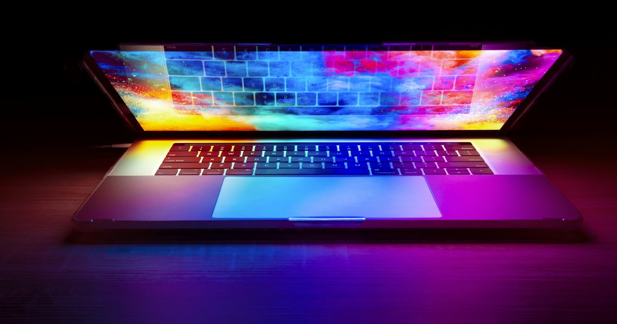 Portátil entreabierto con la pantalla iluminada de colores