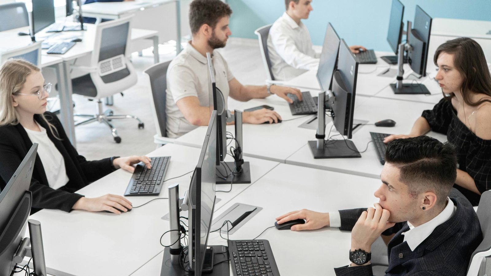 Equipo de soporte trabajando en una oficina