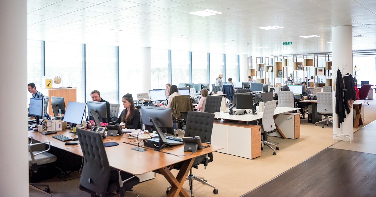 Oficina diáfana con puestos de trabajo