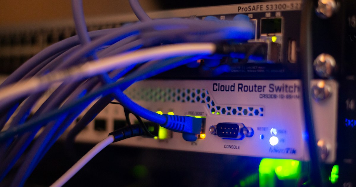 Cables de red conectados a un switch en un armario de servidores