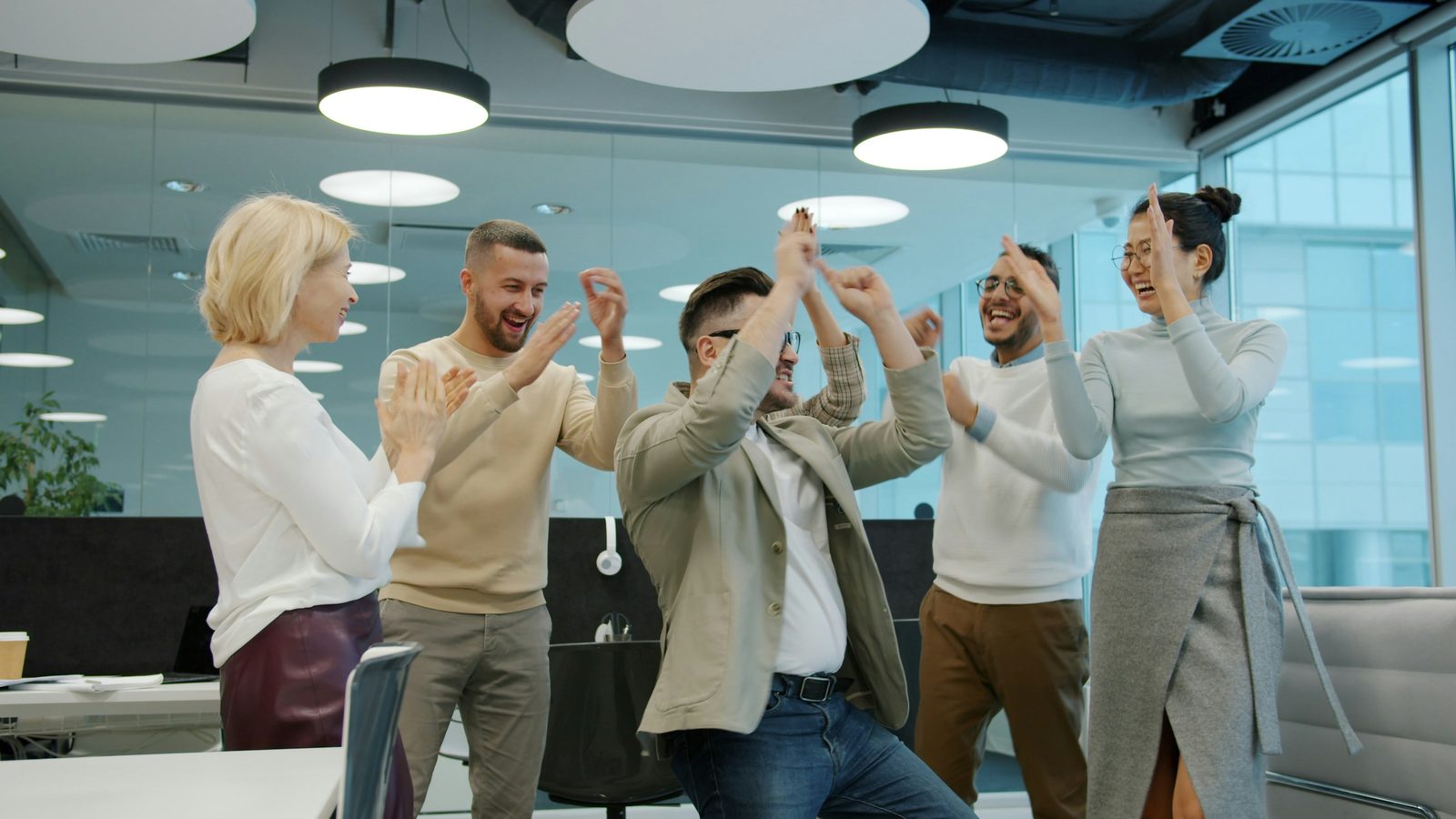 Equipo celebrando un logro en la oficina