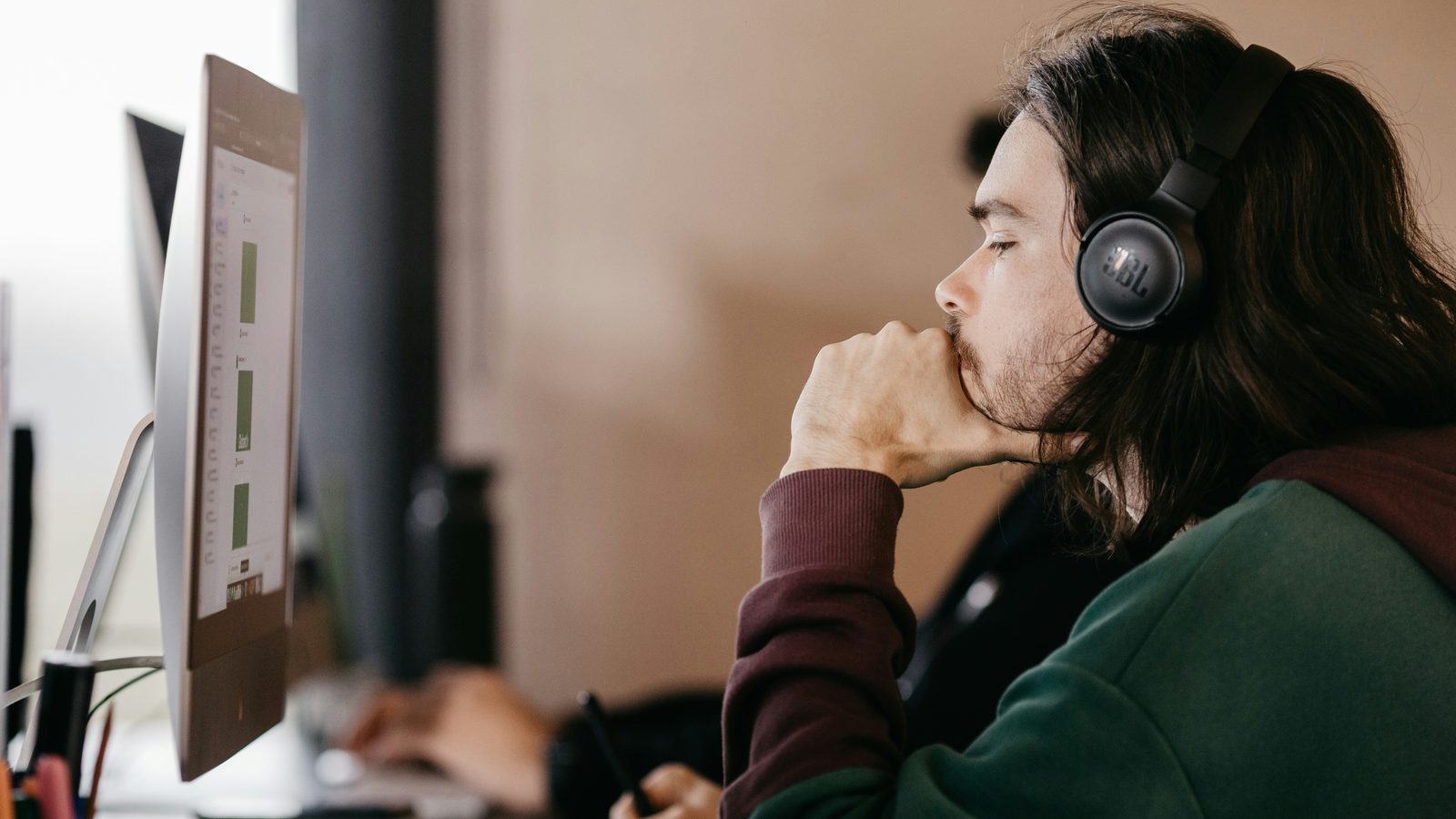 Persona con auriculares revisando datos en pantalla
