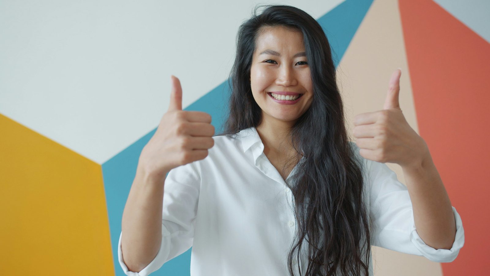 Cliente satisfecha levantando los pulgares
