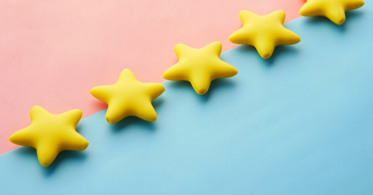 Cinco estrellas amarillas sobre un fondo de colores