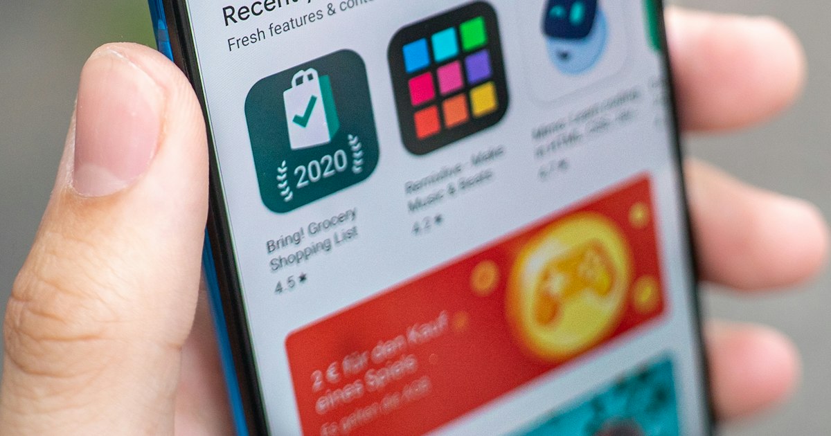 Móvil mostrando aplicaciones con su valoración en una tienda de apps