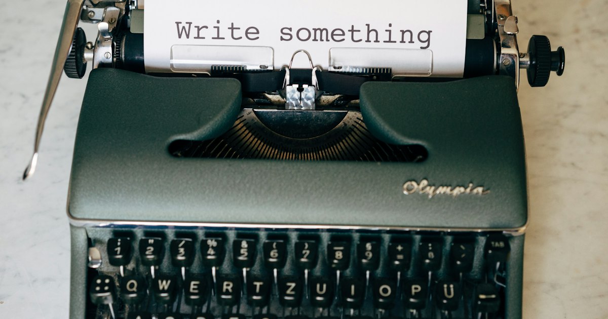 Máquina de escribir con una hoja que dice «Write something»