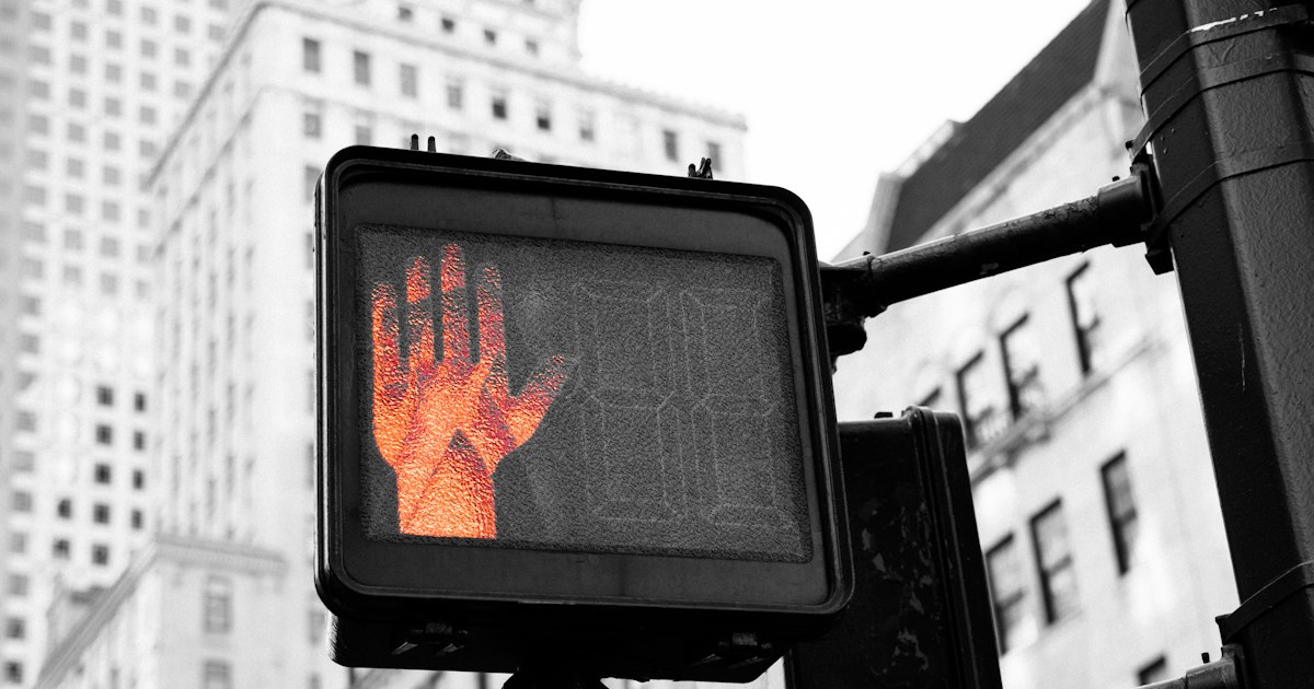 Semáforo peatonal con la mano roja encendida