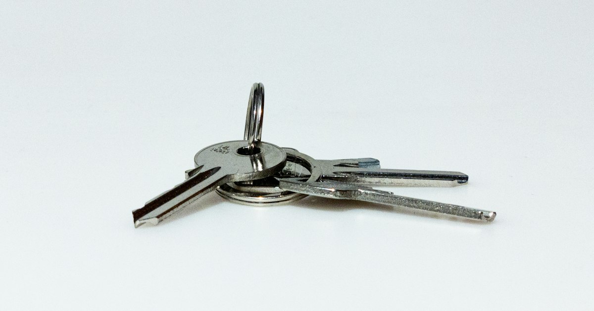 Manojo de llaves sobre una mesa
