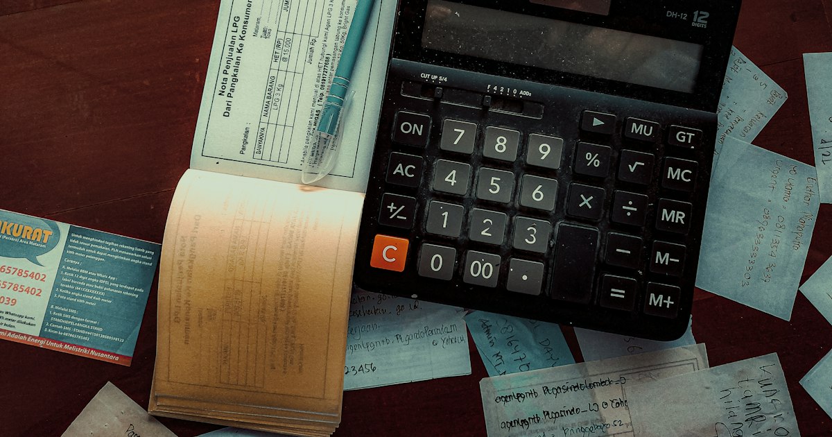 Calculadora sobre una mesa de trabajo