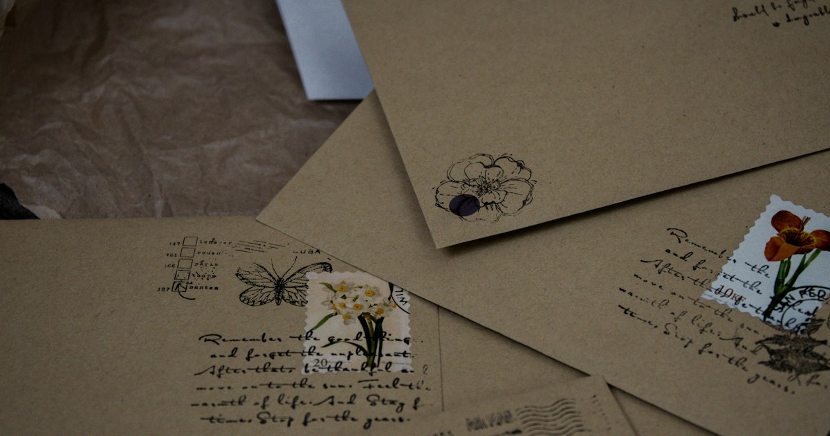 Sobres de cartas apilados sobre una mesa