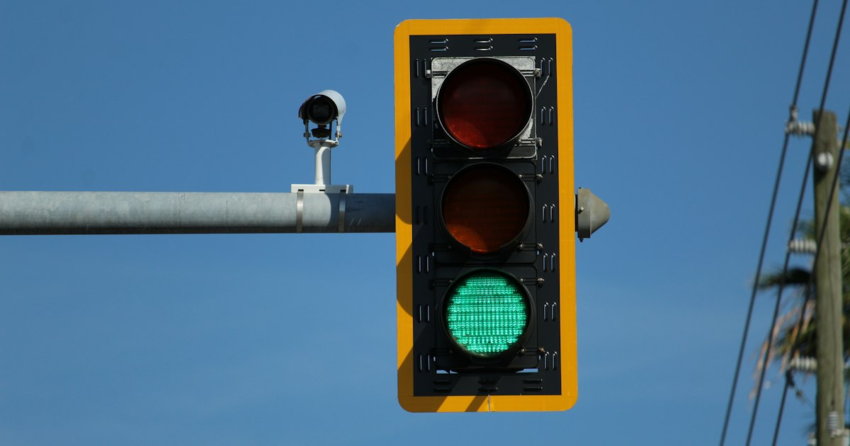 Semáforo en verde contra el cielo