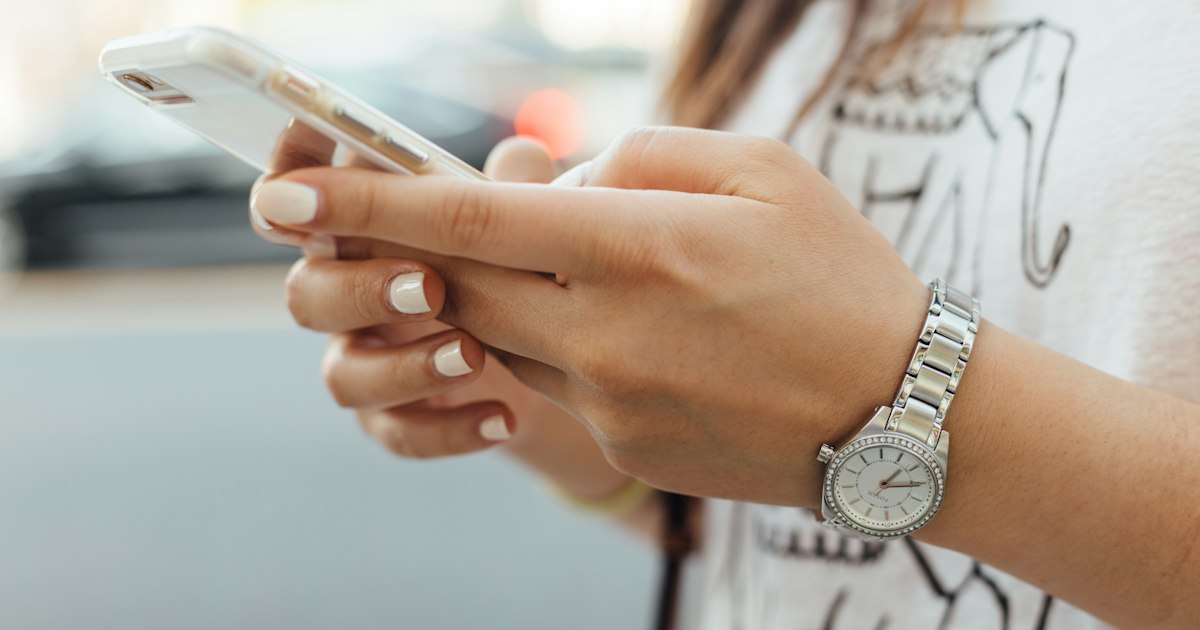 Manos sujetando un teléfono móvil