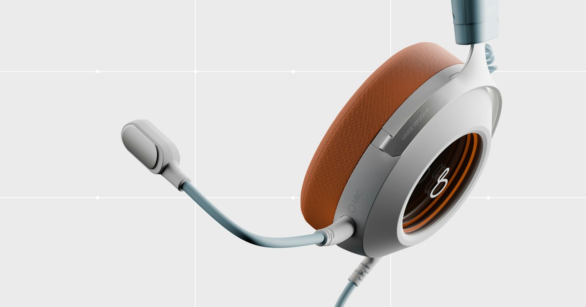 Auriculares con micrófono sobre fondo claro